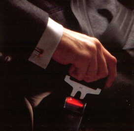 Les ceintures de sécurité avant disponent d'une tension par scellement de poudre.