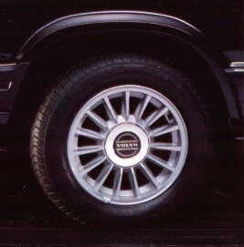 Exclusief voor de Volvo 780 ontworpen lichtmetalen velgen.